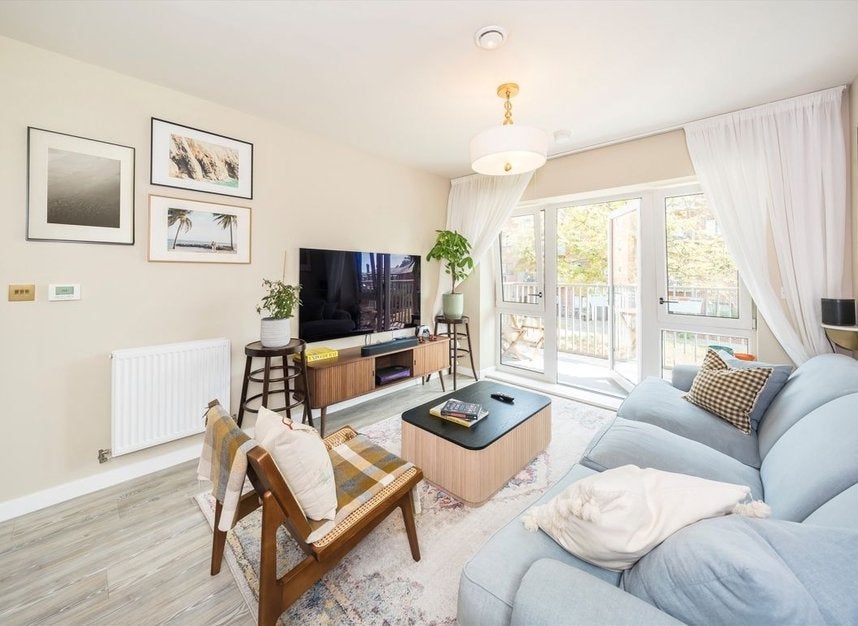 Flat Springfield Drive in Greater London