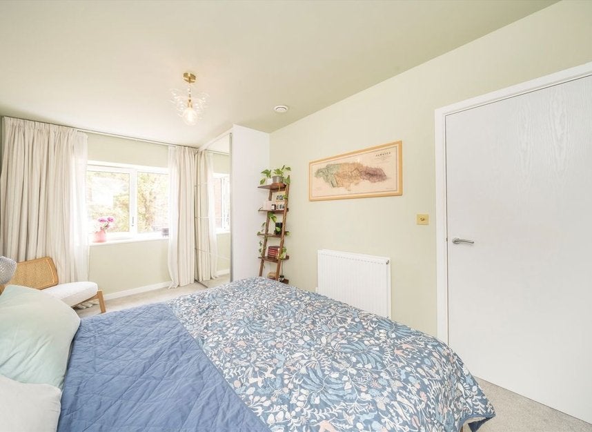 Flat Springfield Drive in Greater London