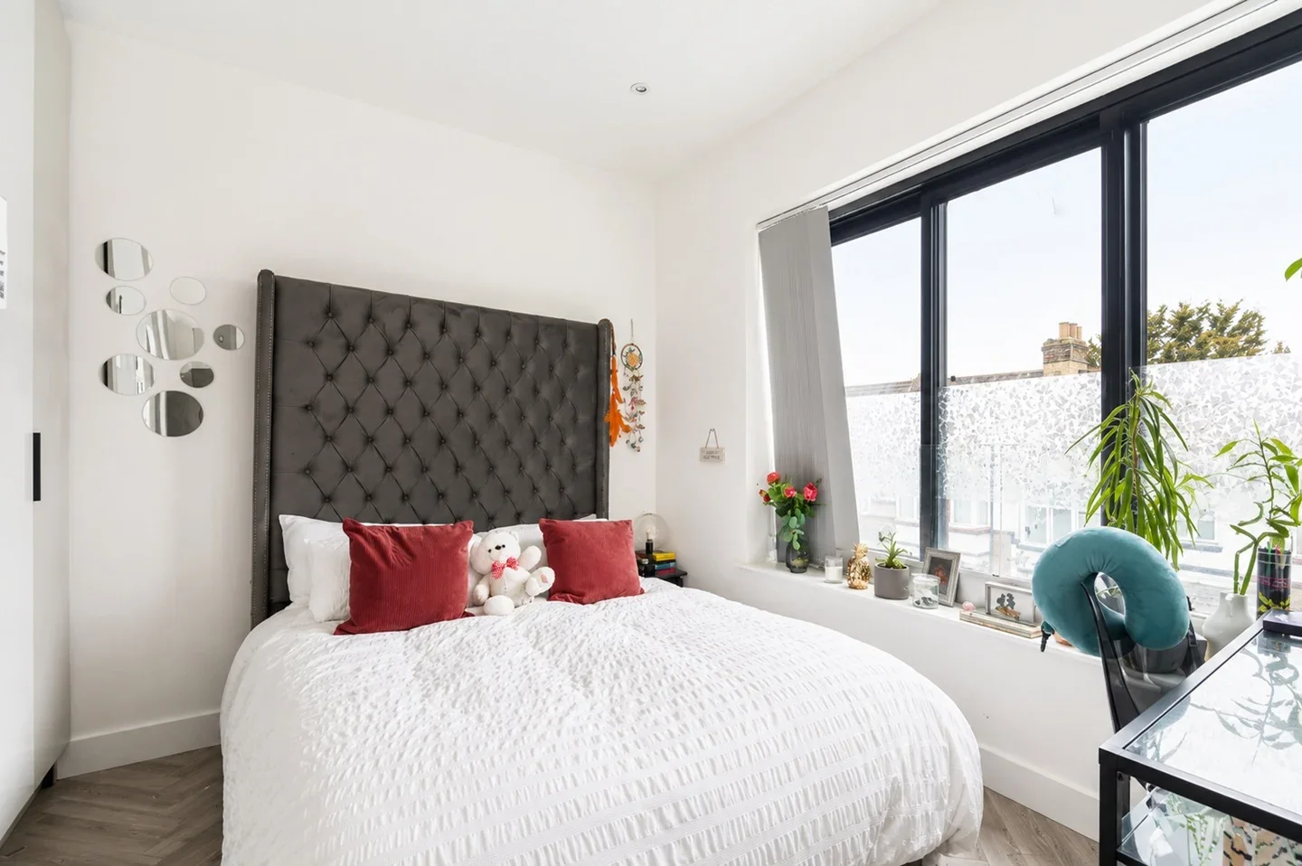 Flat Fairview Road in Greater London