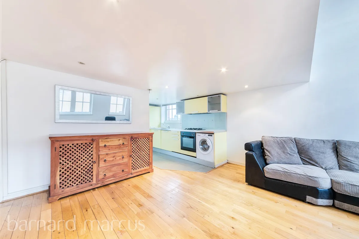 Flat Gatton Road in Greater London