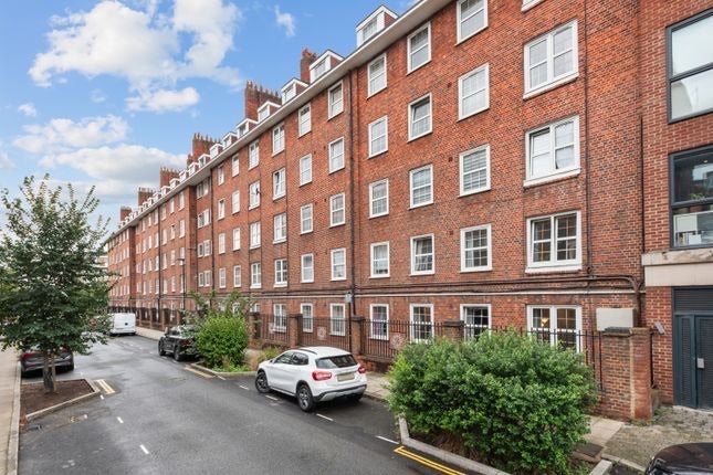 Flat Cyrus Street in Greater London