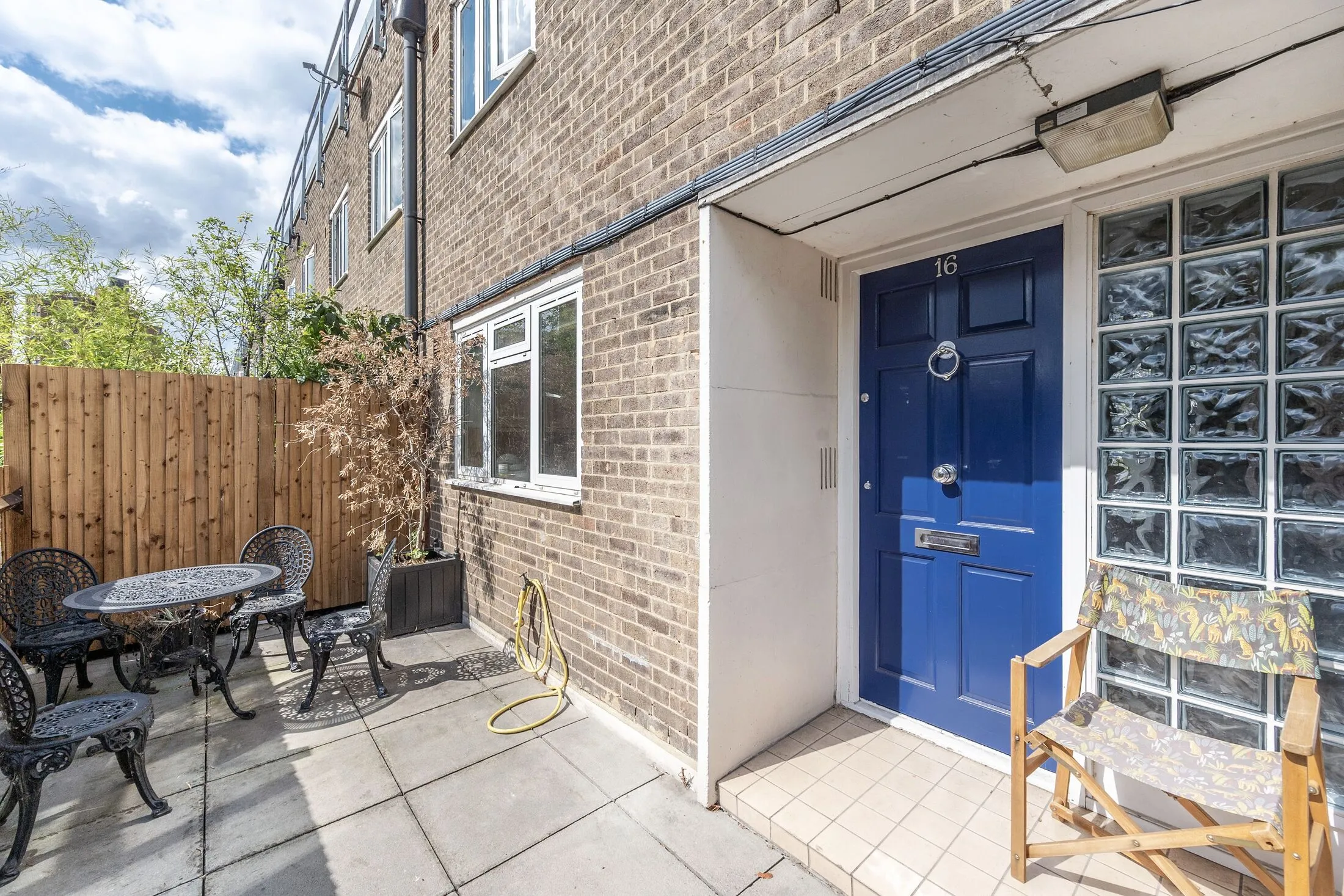 Flat Ann Lane in Greater London