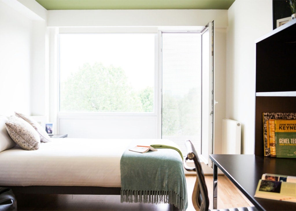 Flat Kensal Road in Greater London