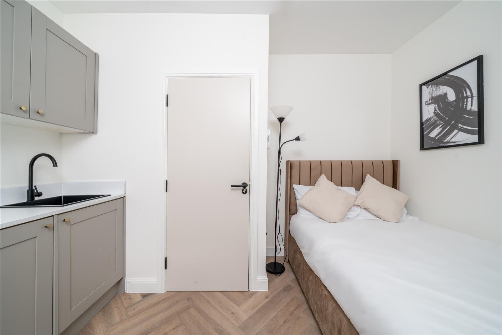 Room Sherwood Avenue in Greater London