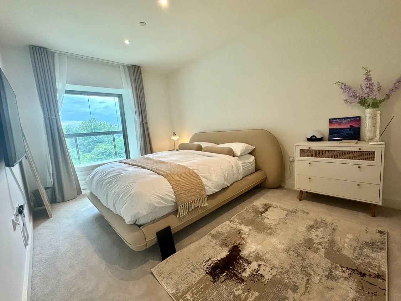 Flat Riverside Walk in Greater London