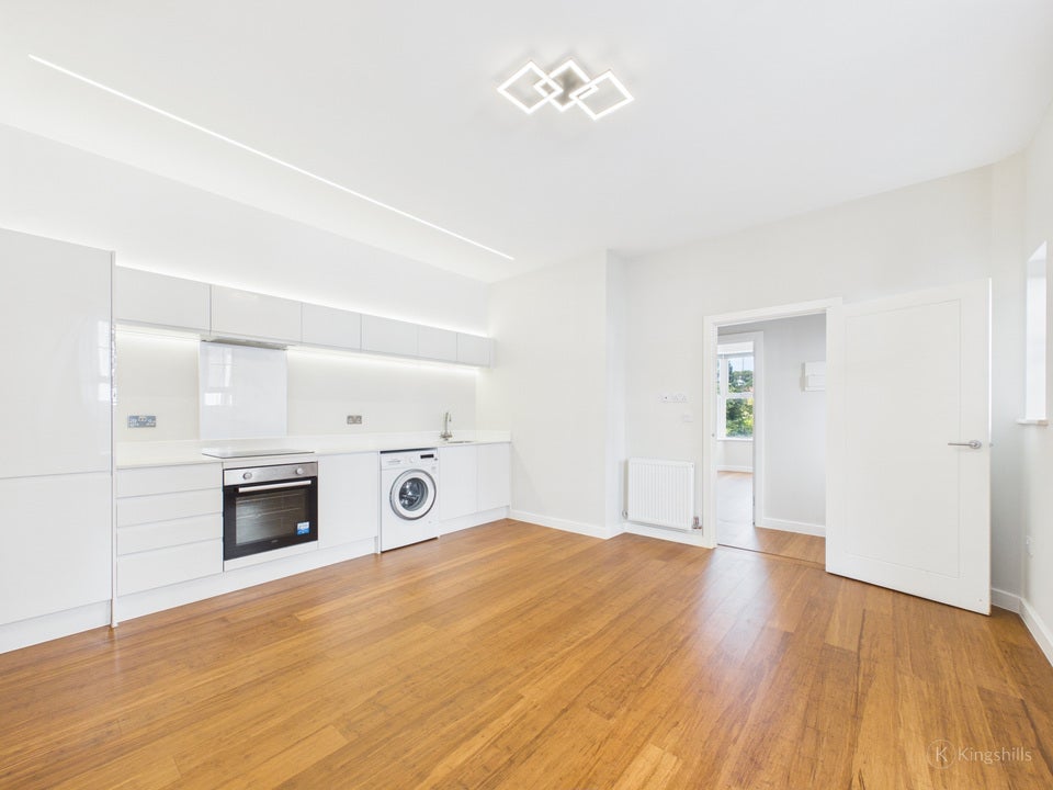 Flat West Wycombe Road in High Wycombe