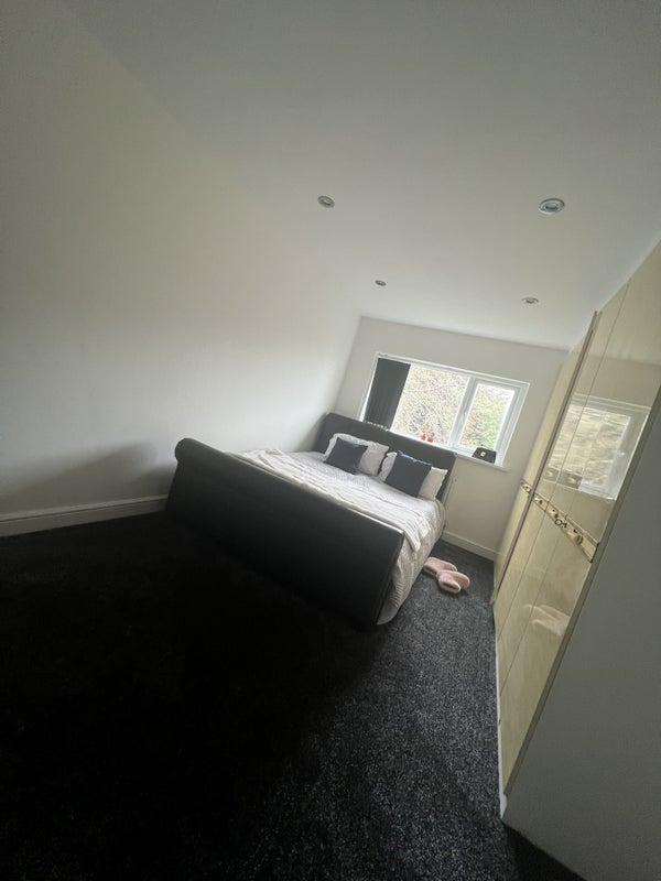 Room East Park Road in Blackburn