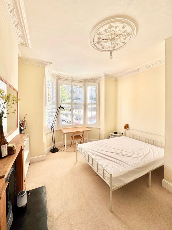 Flat Cologne Road in Greater London