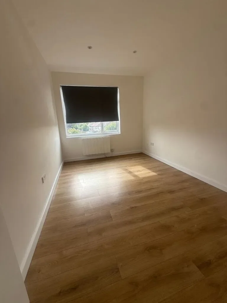 Flat Eastern Avenue in Greater London