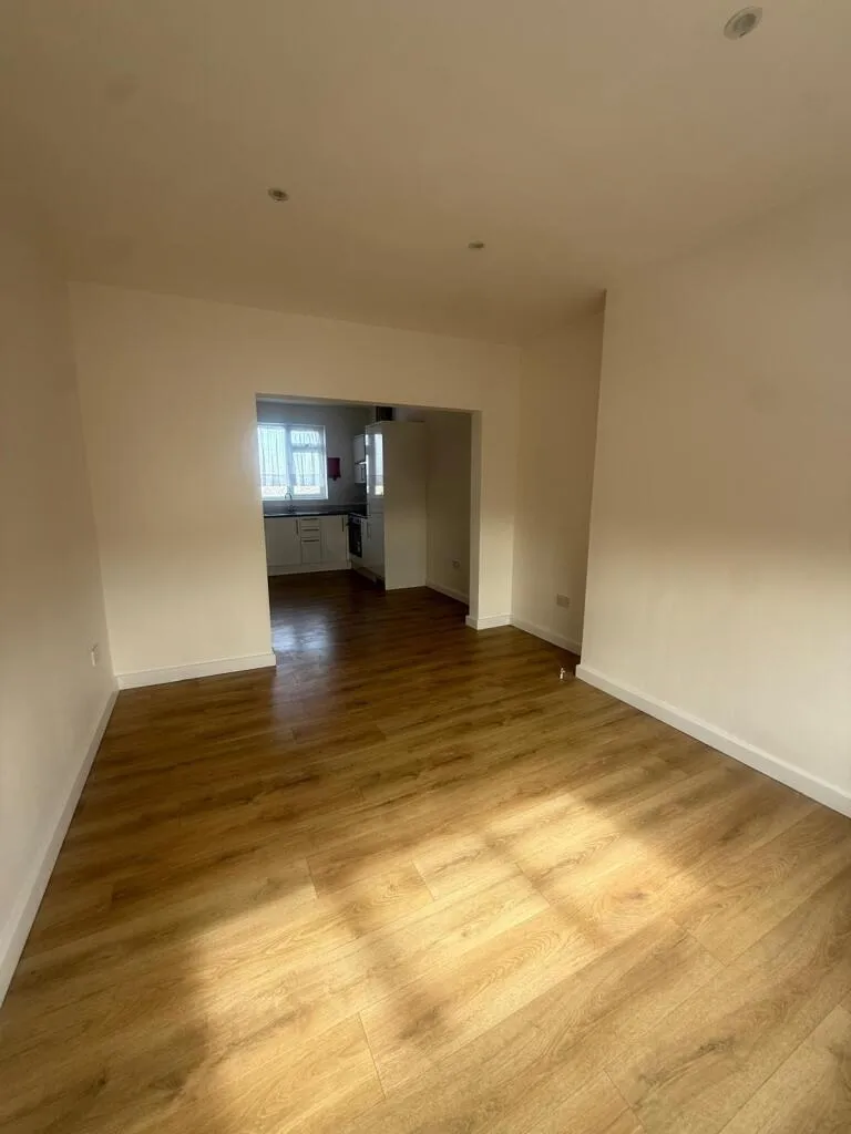Flat Eastern Avenue in Greater London