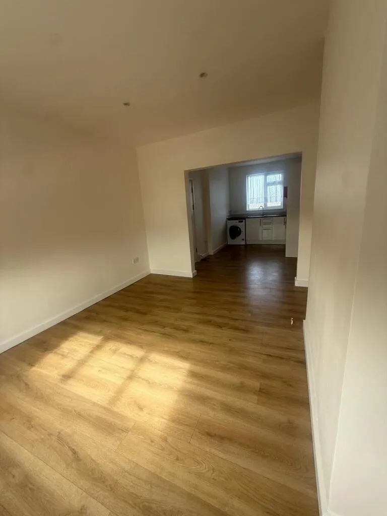 Flat Eastern Avenue in Greater London