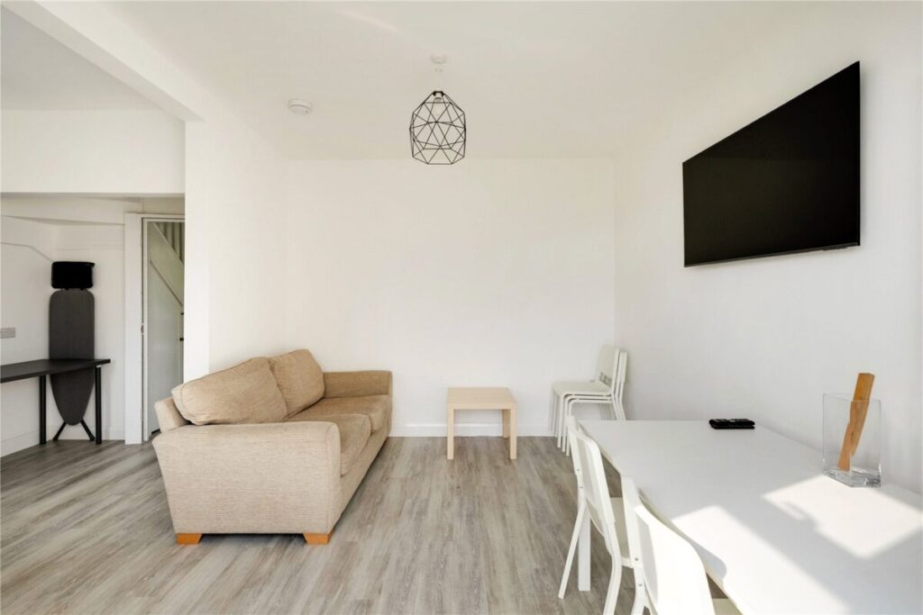Room Monks Park Avenue in Bristol