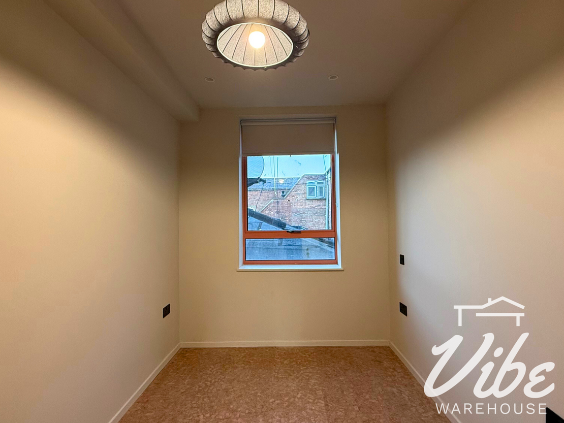 Flat Overbury Road in Greater London