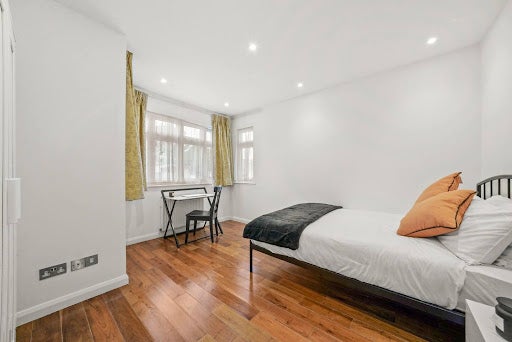 Room Grasgarth Close in Greater London