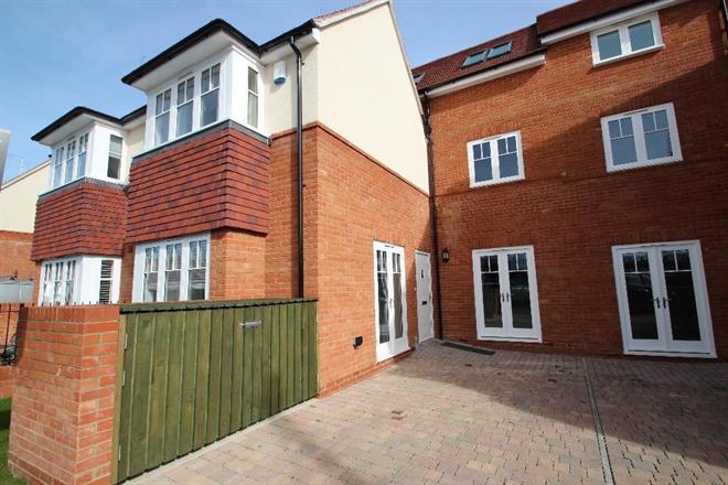 Flat Town Lane in Marlow