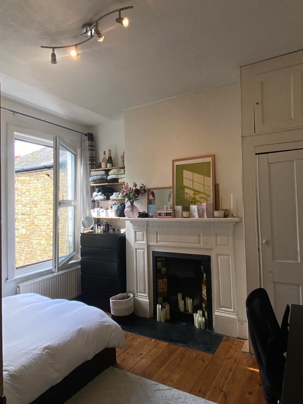 Room Hazelbourne Road in Greater London