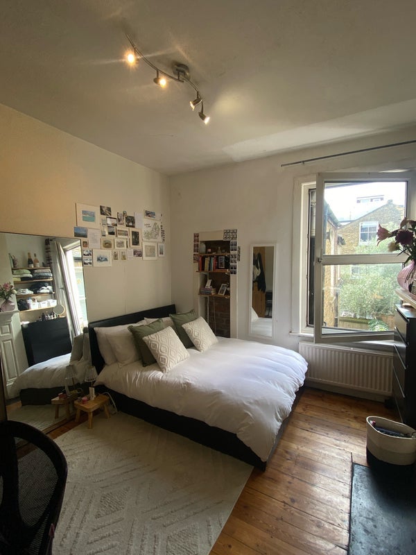 Room Hazelbourne Road in Greater London