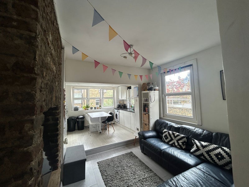 Room Hazelbourne Road in Greater London