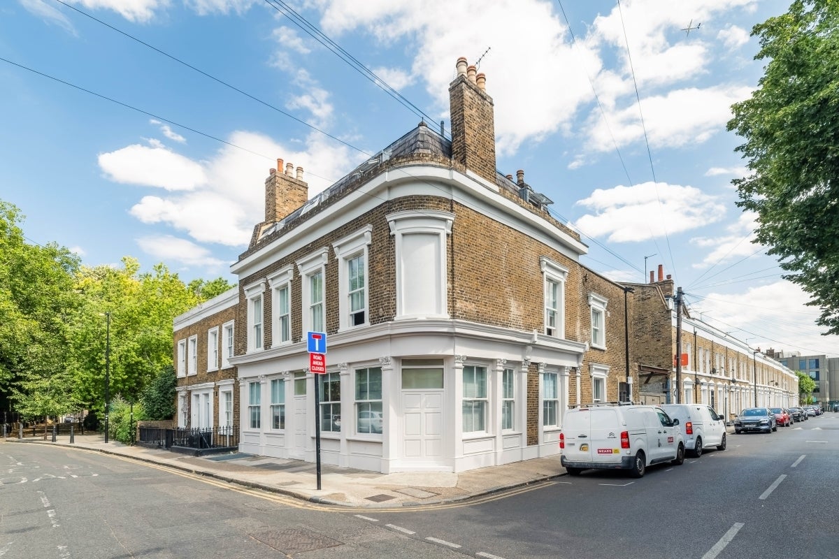 Flat White Horse Road in Greater London