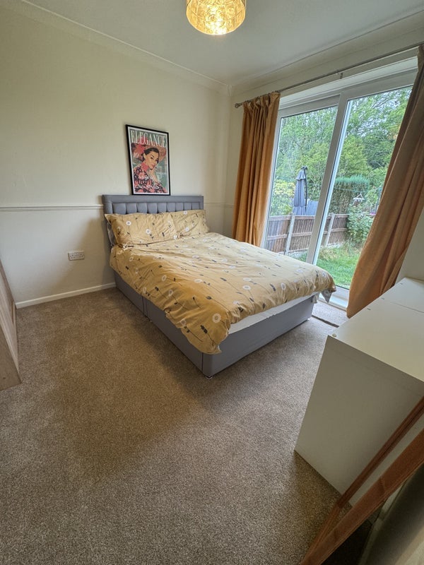Room Falcon Crescent in Salford