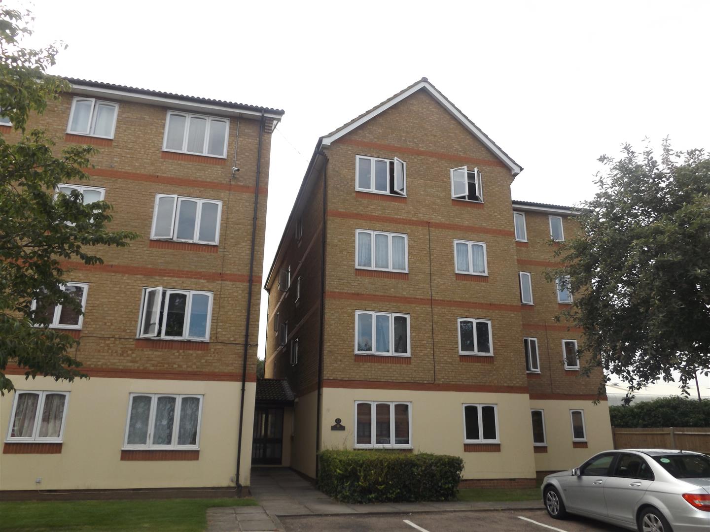 Flat Denmore Court in London