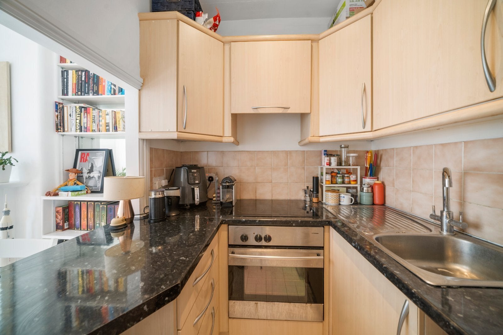 Flat Wyfold Road in Greater London