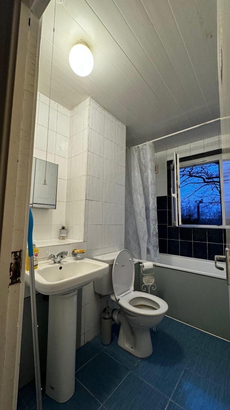 Room Treherne Court in Greater London