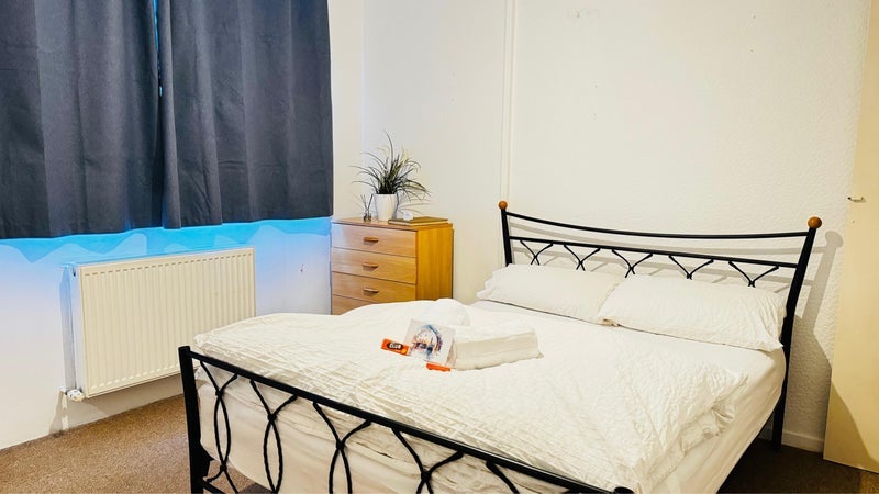 Room Treherne Court in Greater London
