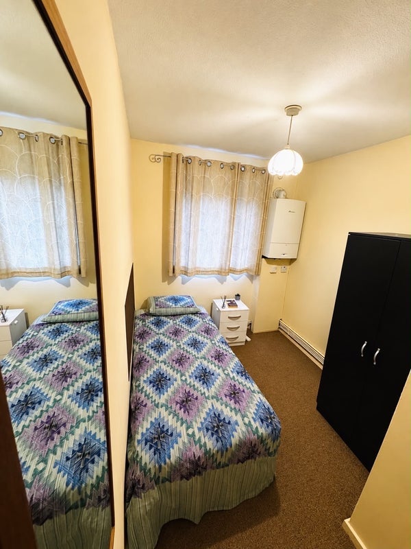 Room Treherne Court in Greater London