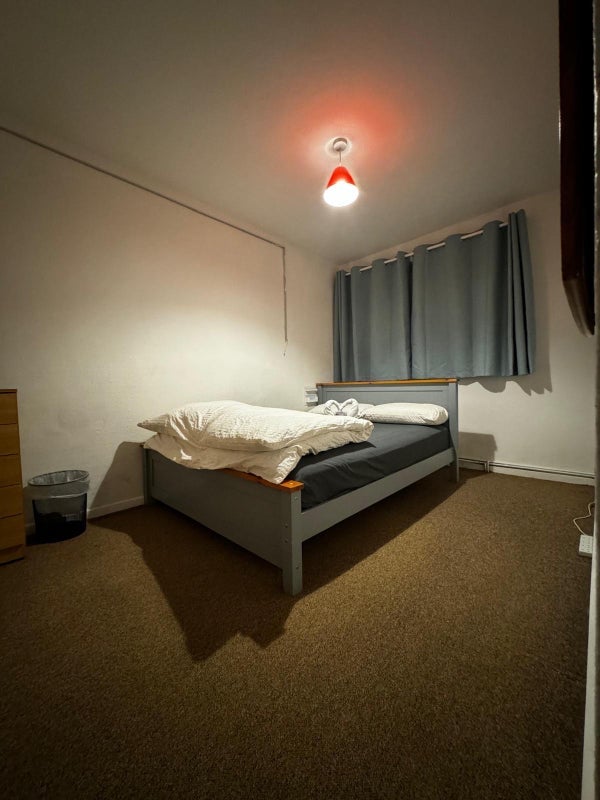 Room Treherne Court in Greater London