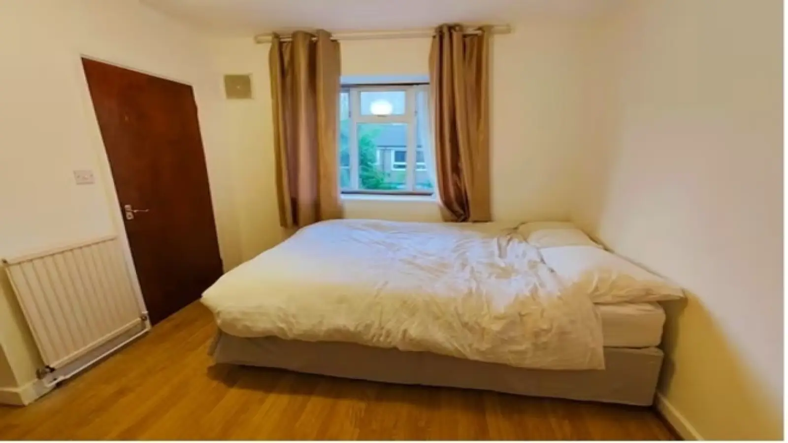 Flat Strattondale Street in Greater London