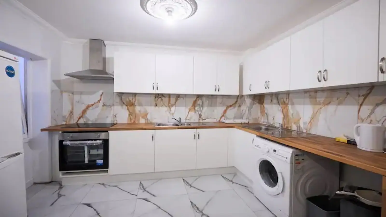 Flat Strattondale Street in Greater London