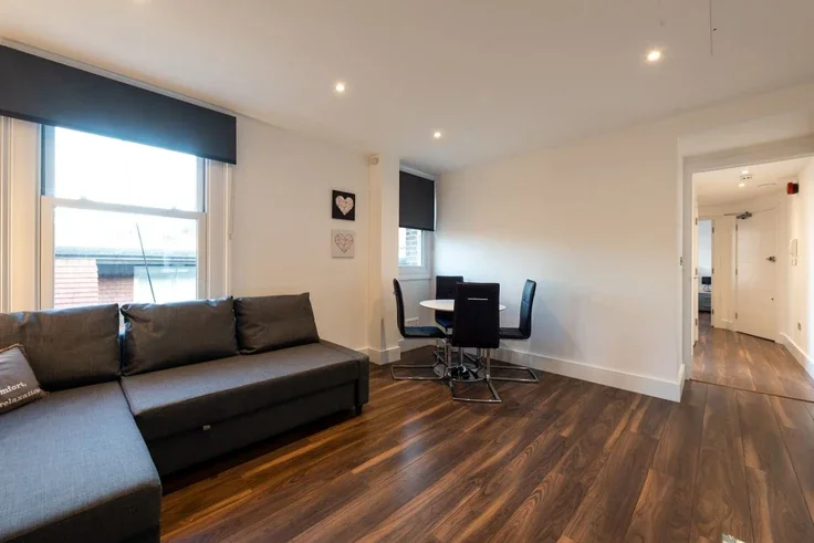 Flat Spring Street in City of Westminster