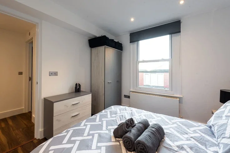 Flat Spring Street in City of Westminster