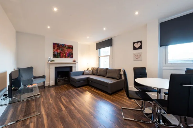 Flat Spring Street in City of Westminster
