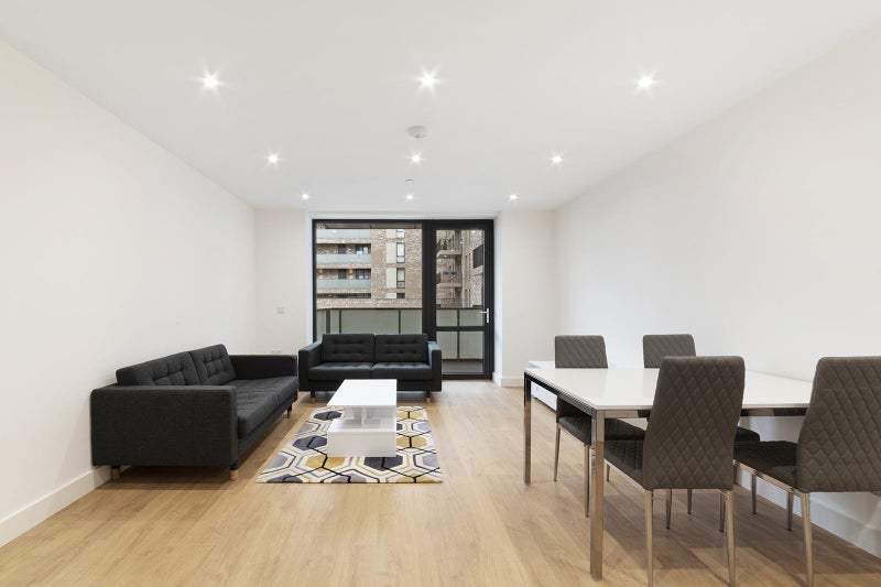 Flat New Village Avenue in Greater London