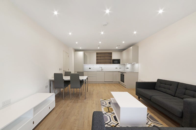 Flat New Village Avenue in Greater London