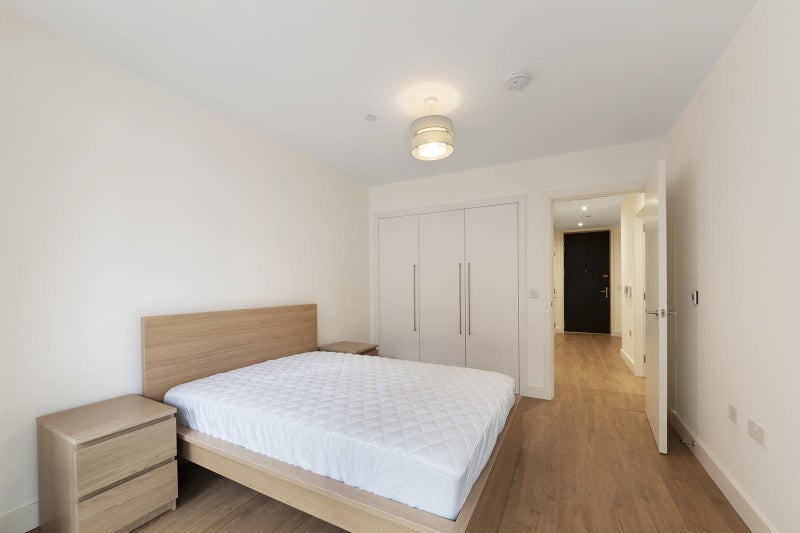 Flat New Village Avenue in Greater London