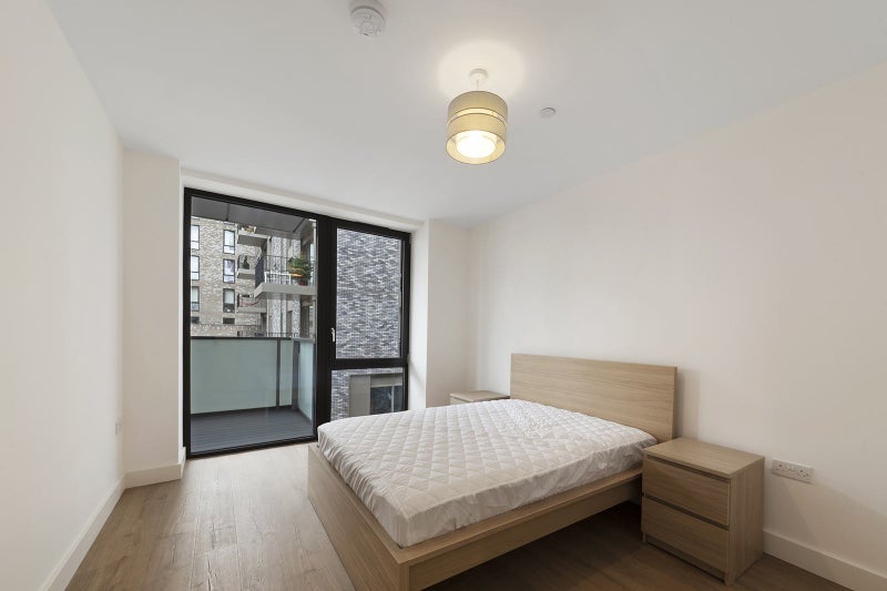 Flat New Village Avenue in Greater London
