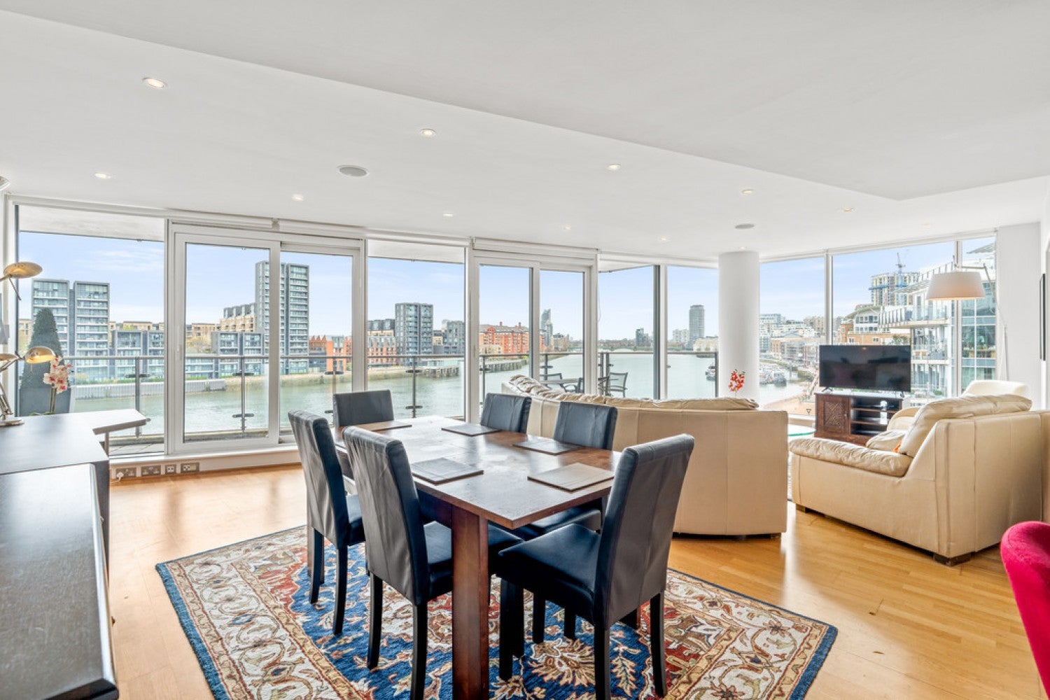Flat Juniper Drive in Greater London
