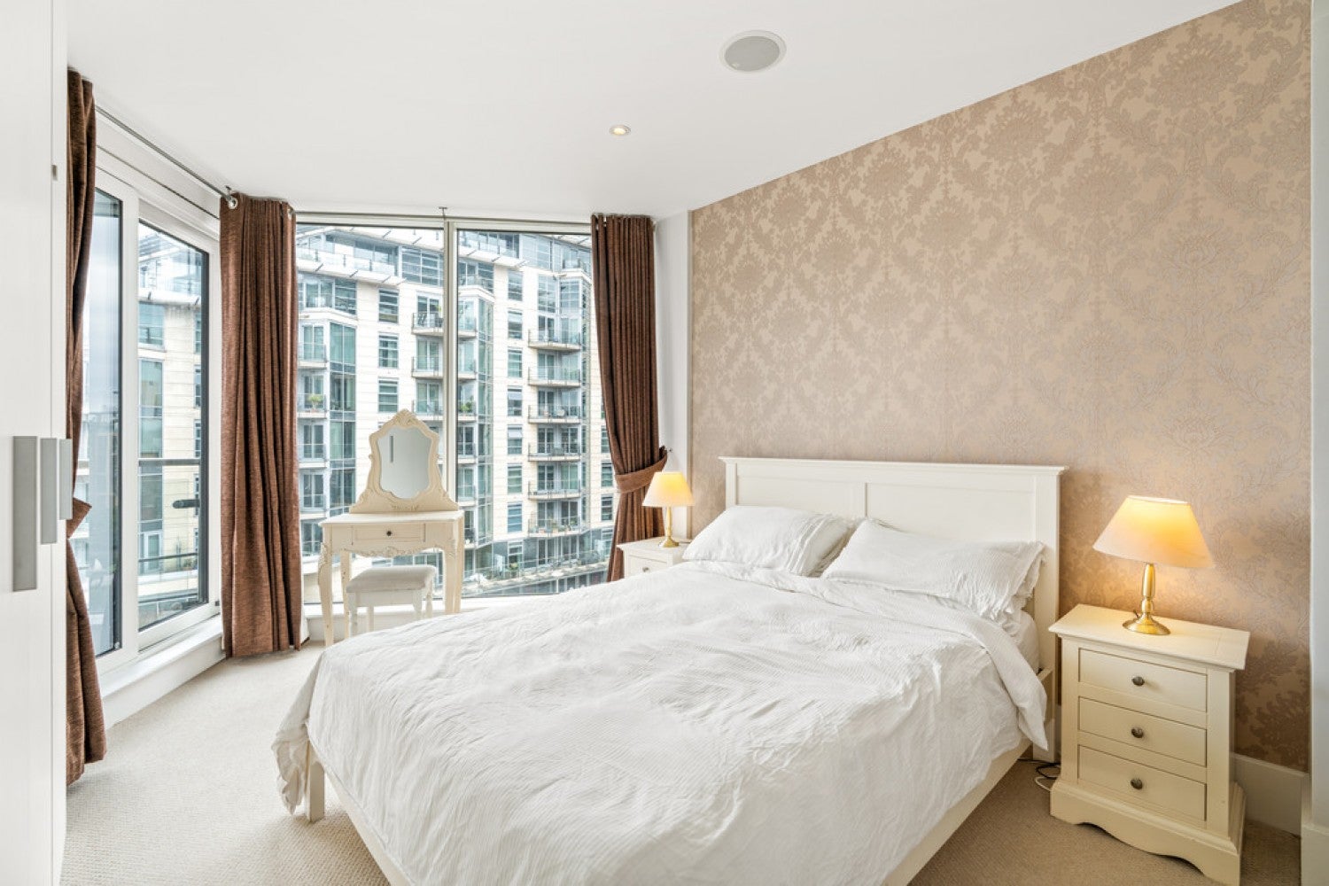 Flat Juniper Drive in Greater London