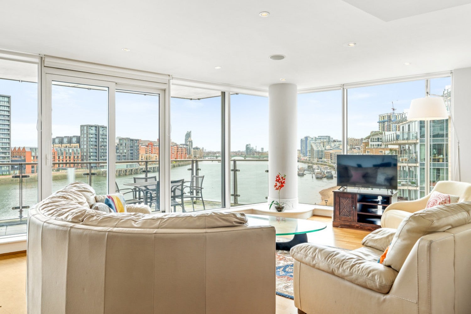 Flat Juniper Drive in Greater London