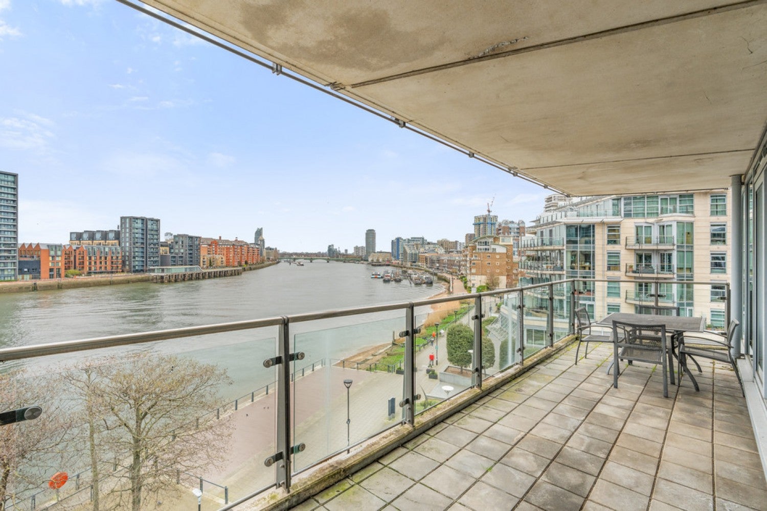 Flat Juniper Drive in Greater London