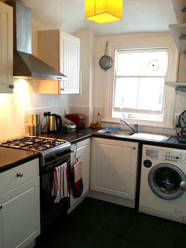 Room Cato Road in Greater London