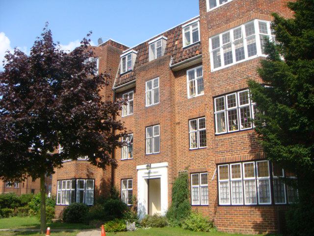 Room Highlands Heath in Greater London