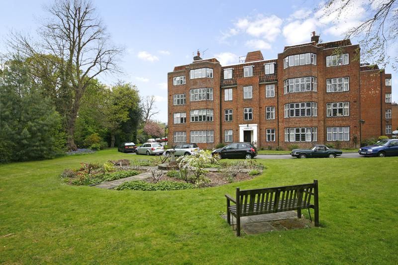 Room Highlands Heath in Greater London