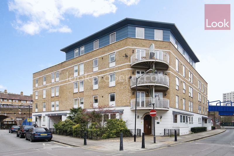 Flat Rich Street in Greater London
