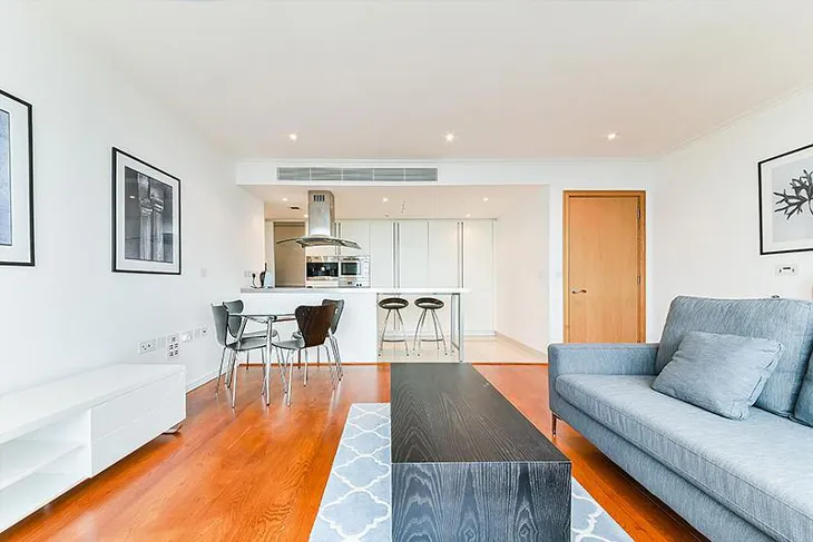 Flat Hertsmere Road in Greater London