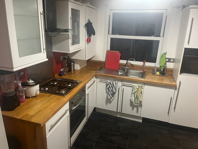 Room Sandown Road in Greater London
