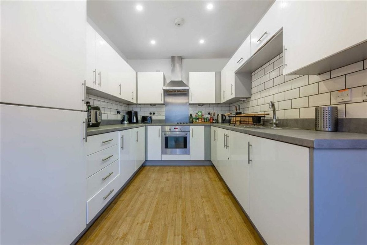 Flat Hackney Road in Greater London